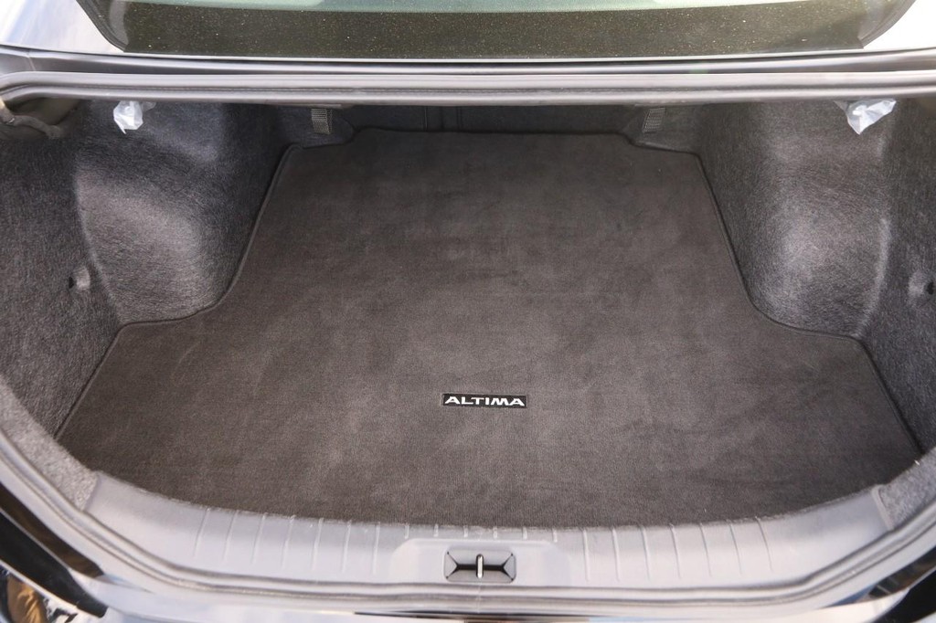 Nissan Altima Vehicle Full-screen Gallery Image 7