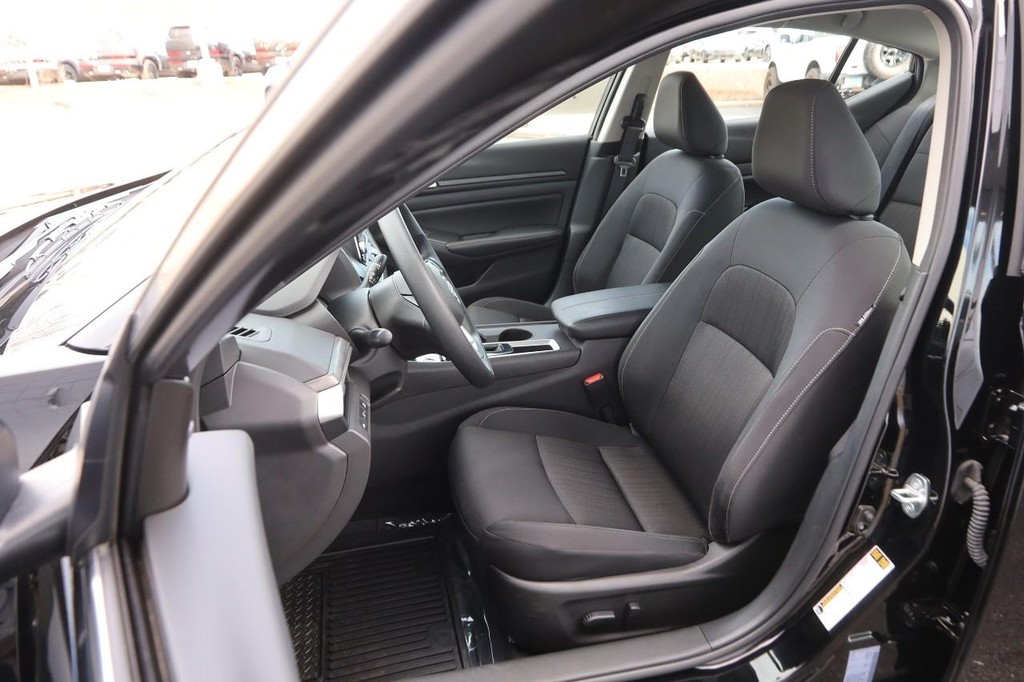 Nissan Altima Vehicle Full-screen Gallery Image 8