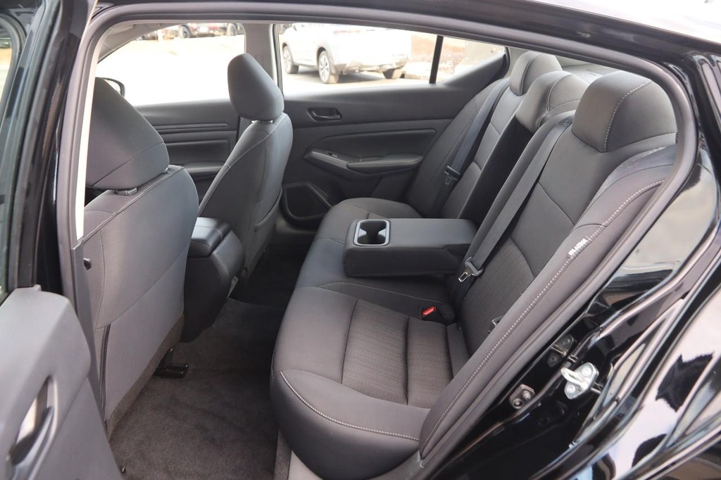 Nissan Altima Vehicle Full-screen Gallery Image 9