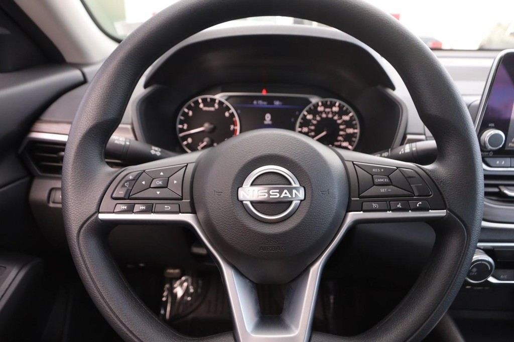 Nissan Altima Vehicle Full-screen Gallery Image 10