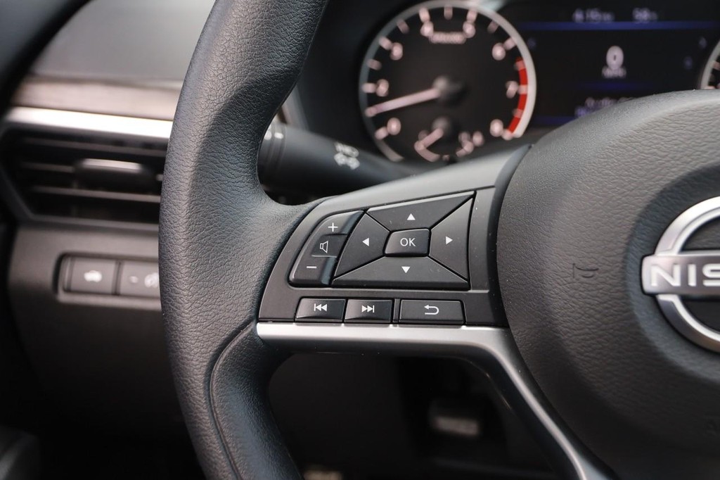 Nissan Altima Vehicle Full-screen Gallery Image 11