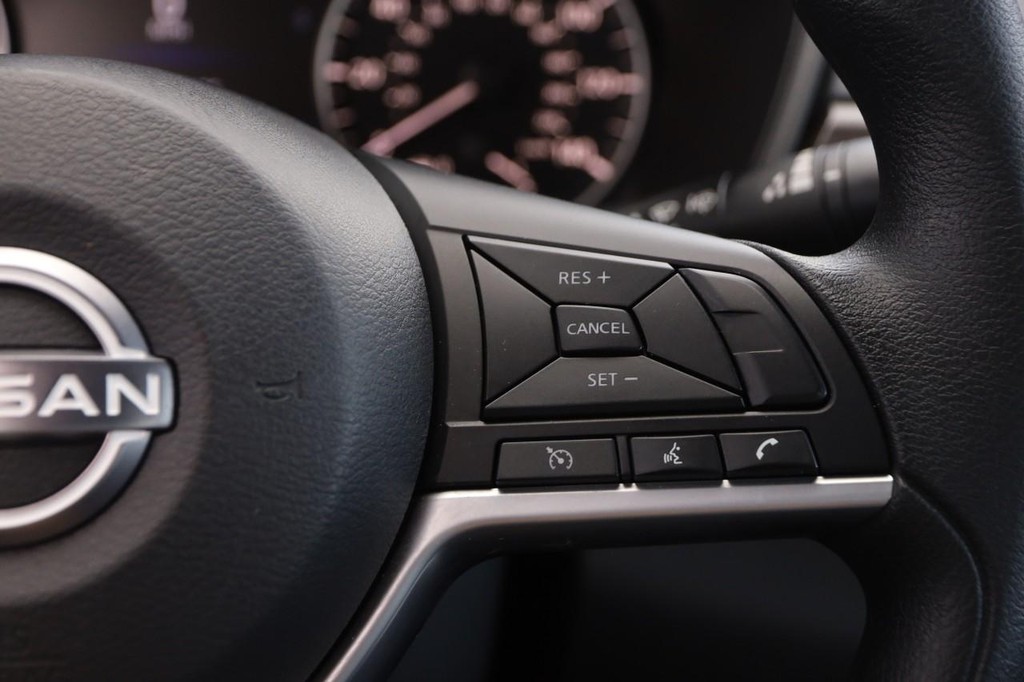 Nissan Altima Vehicle Full-screen Gallery Image 12