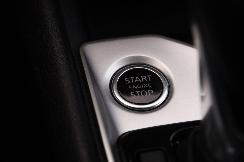 Nissan Altima Vehicle Full-screen Gallery Image 14