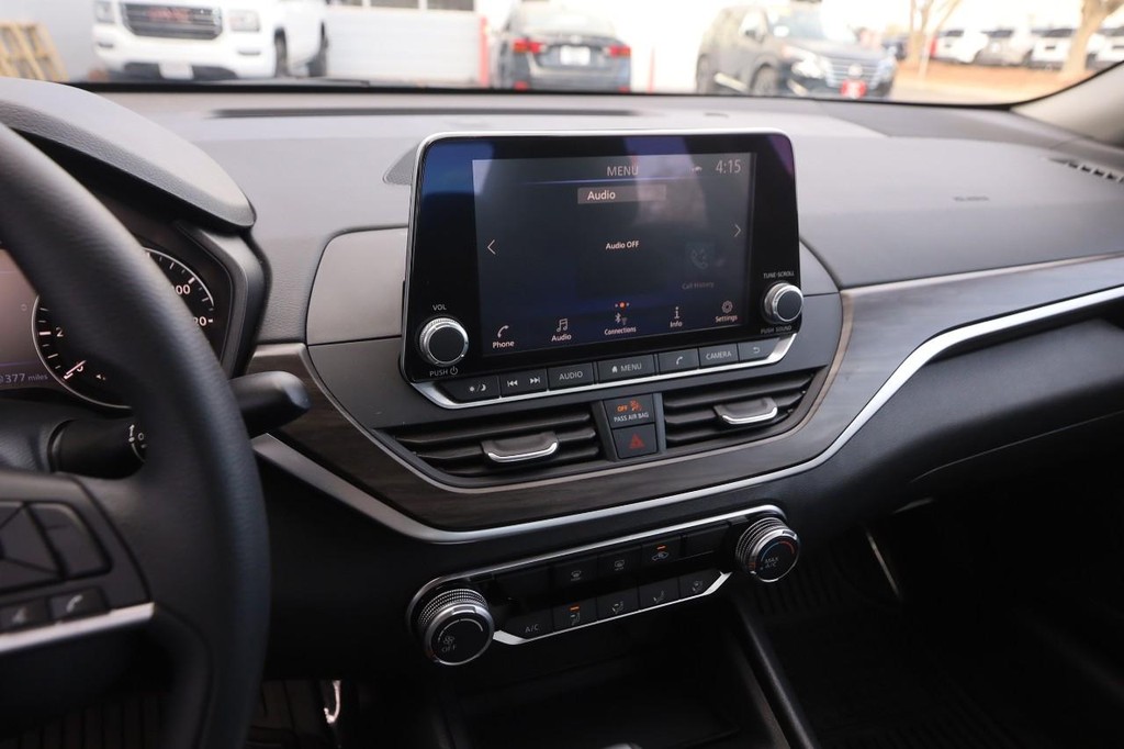 Nissan Altima Vehicle Full-screen Gallery Image 15