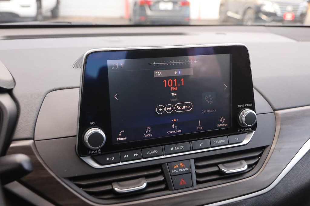 Nissan Altima Vehicle Full-screen Gallery Image 16