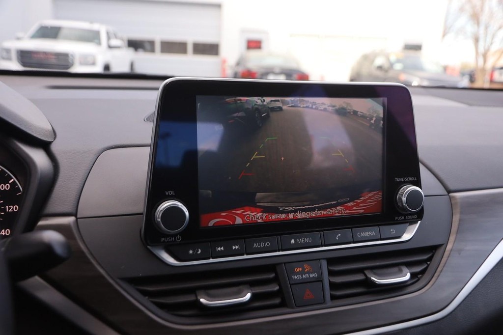 Nissan Altima Vehicle Full-screen Gallery Image 17