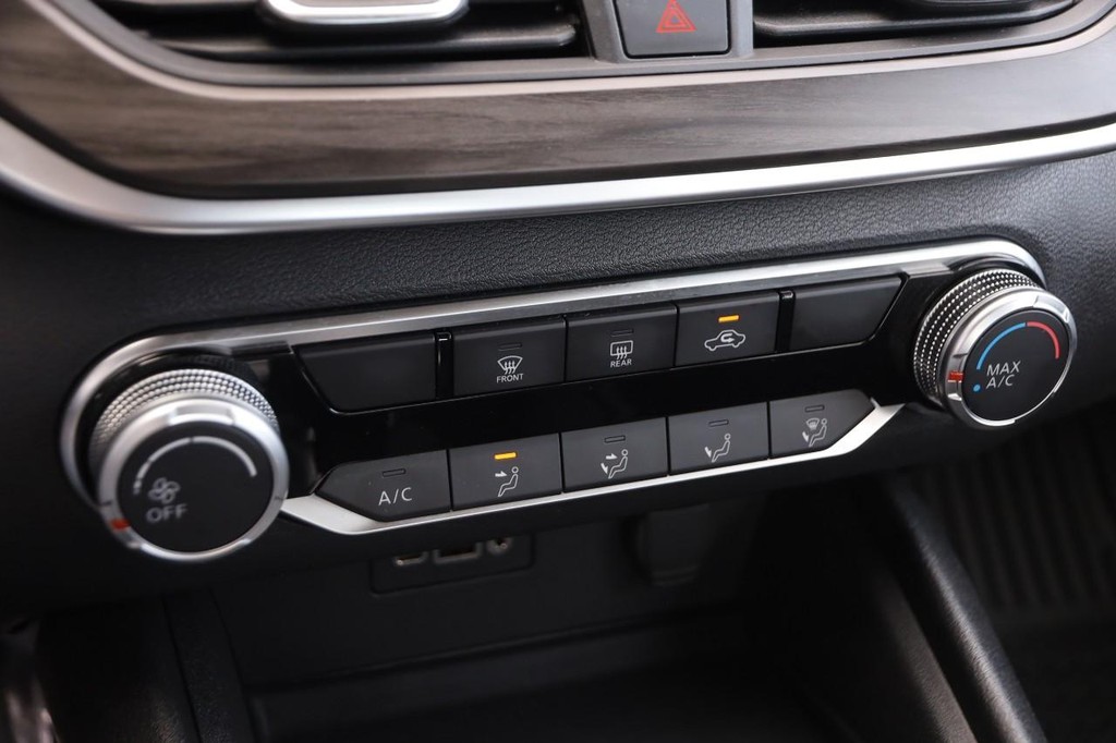 Nissan Altima Vehicle Full-screen Gallery Image 18