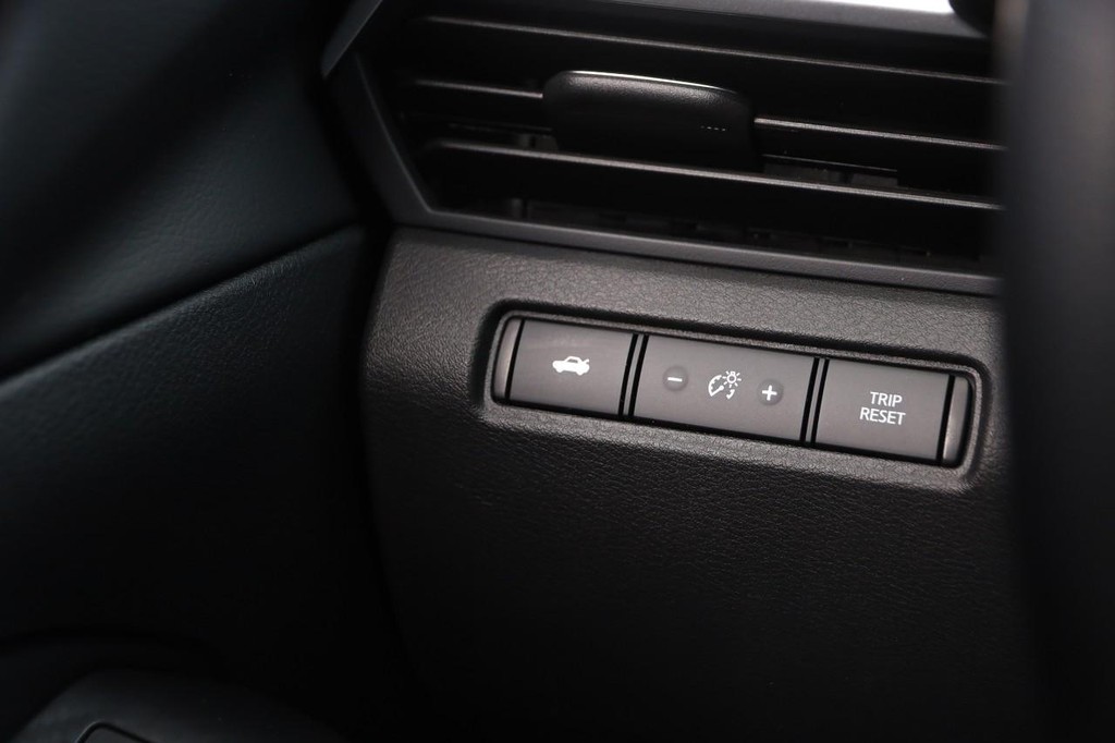 Nissan Altima Vehicle Full-screen Gallery Image 19