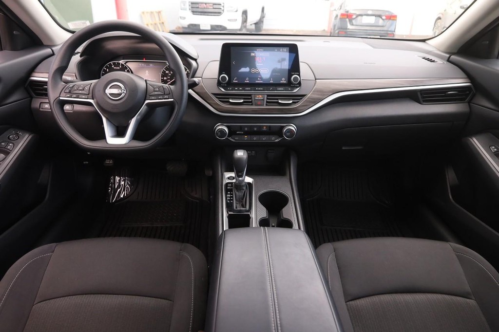 Nissan Altima Vehicle Full-screen Gallery Image 20