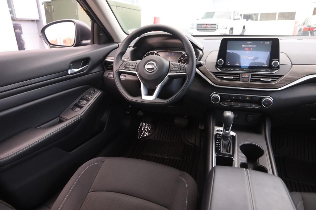 Nissan Altima Vehicle Full-screen Gallery Image 21