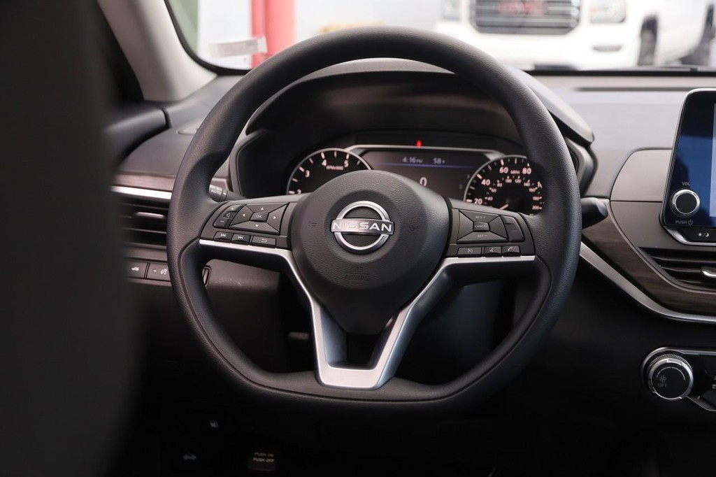 Nissan Altima Vehicle Full-screen Gallery Image 22