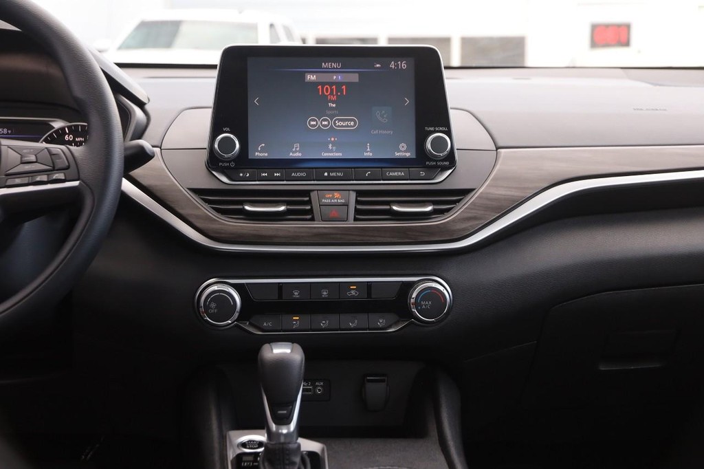 Nissan Altima Vehicle Full-screen Gallery Image 23