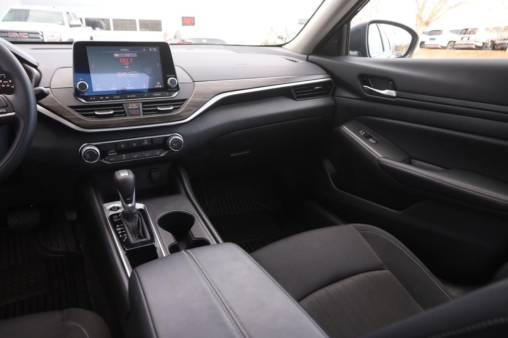 Nissan Altima Vehicle Full-screen Gallery Image 24