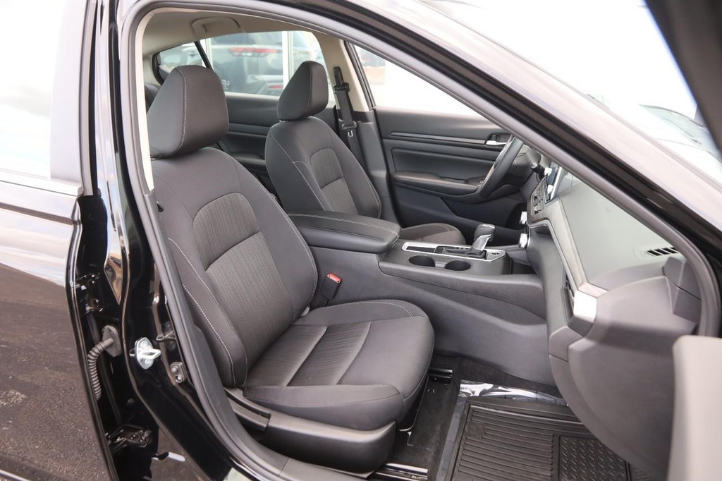 Nissan Altima Vehicle Full-screen Gallery Image 25