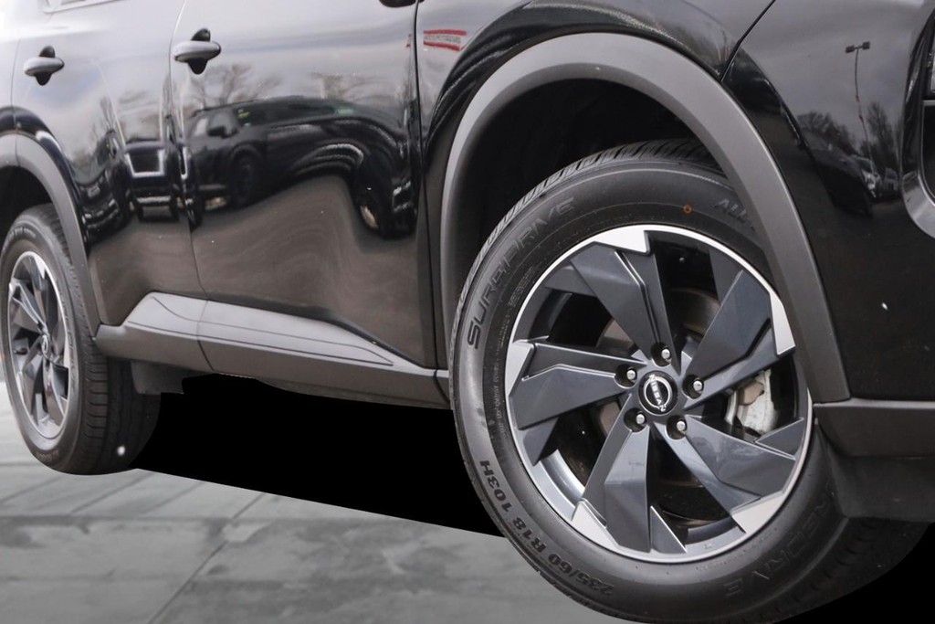 Nissan Rogue Vehicle Full-screen Gallery Image 3