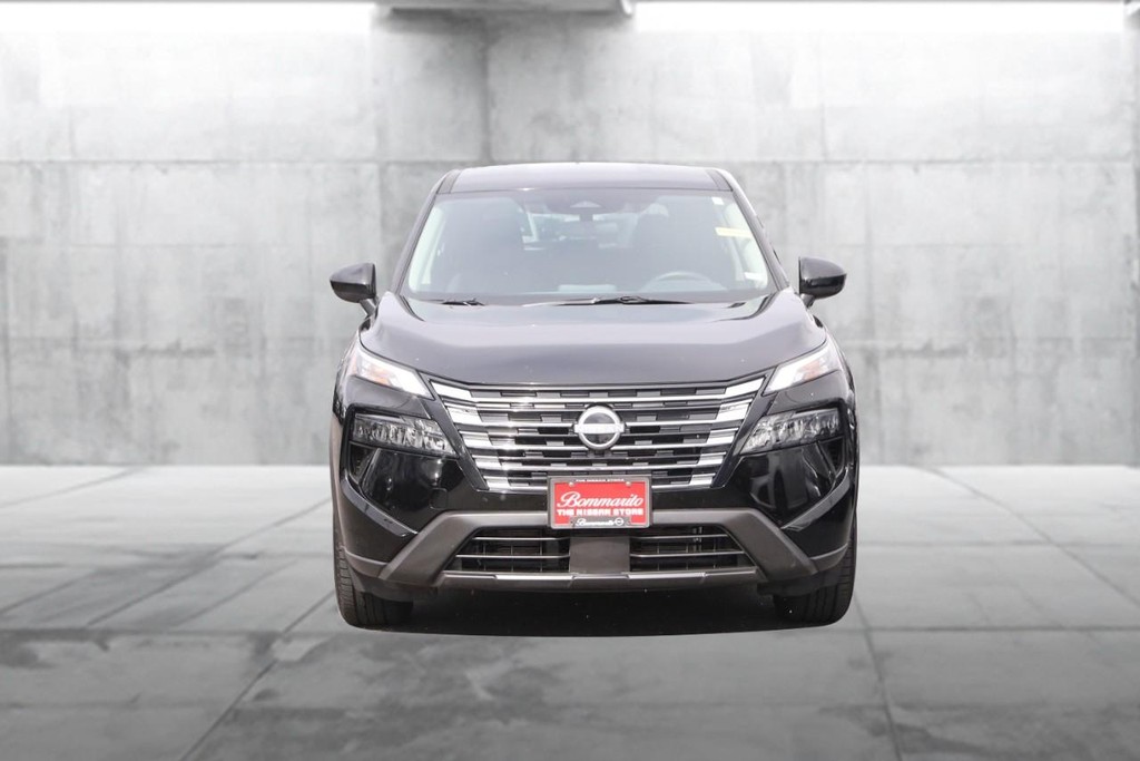 Nissan Rogue Vehicle Full-screen Gallery Image 4