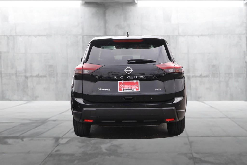 Nissan Rogue Vehicle Full-screen Gallery Image 6