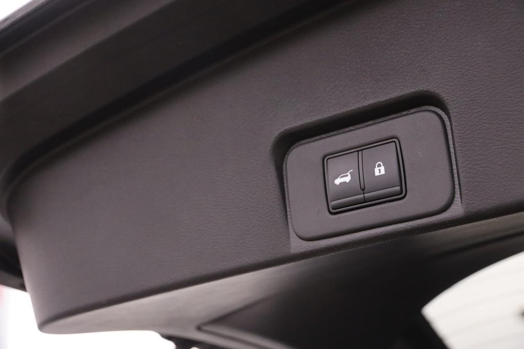 Nissan Rogue Vehicle Full-screen Gallery Image 8