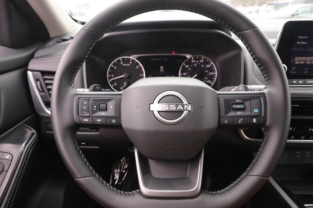 Nissan Rogue Vehicle Full-screen Gallery Image 9