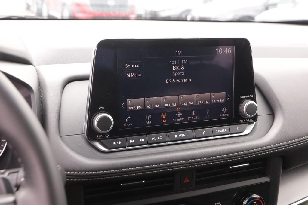 Nissan Rogue Vehicle Full-screen Gallery Image 14