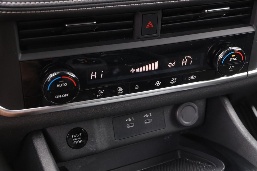 Nissan Rogue Vehicle Full-screen Gallery Image 17