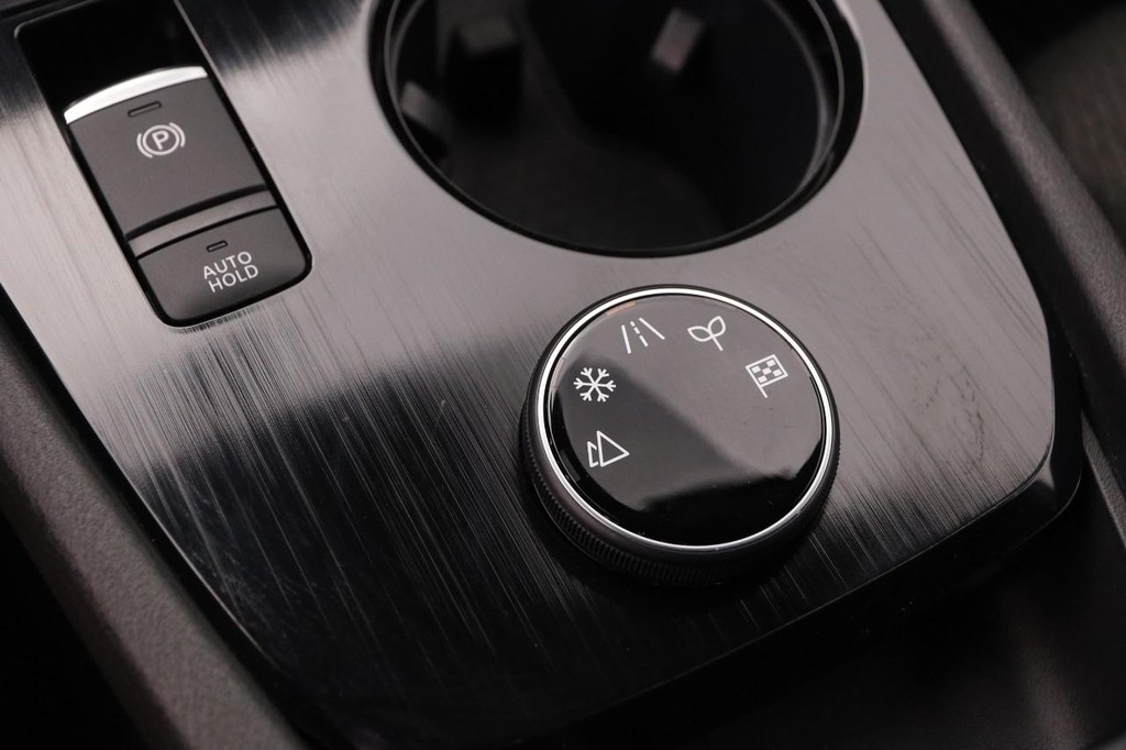 Nissan Rogue Vehicle Full-screen Gallery Image 18