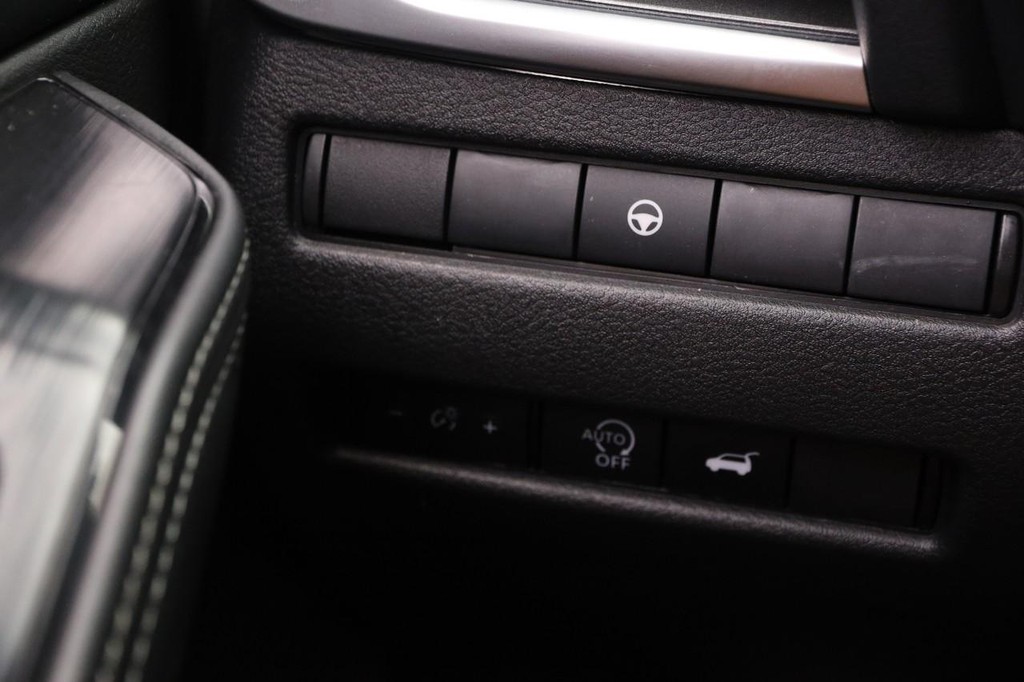 Nissan Rogue Vehicle Full-screen Gallery Image 19