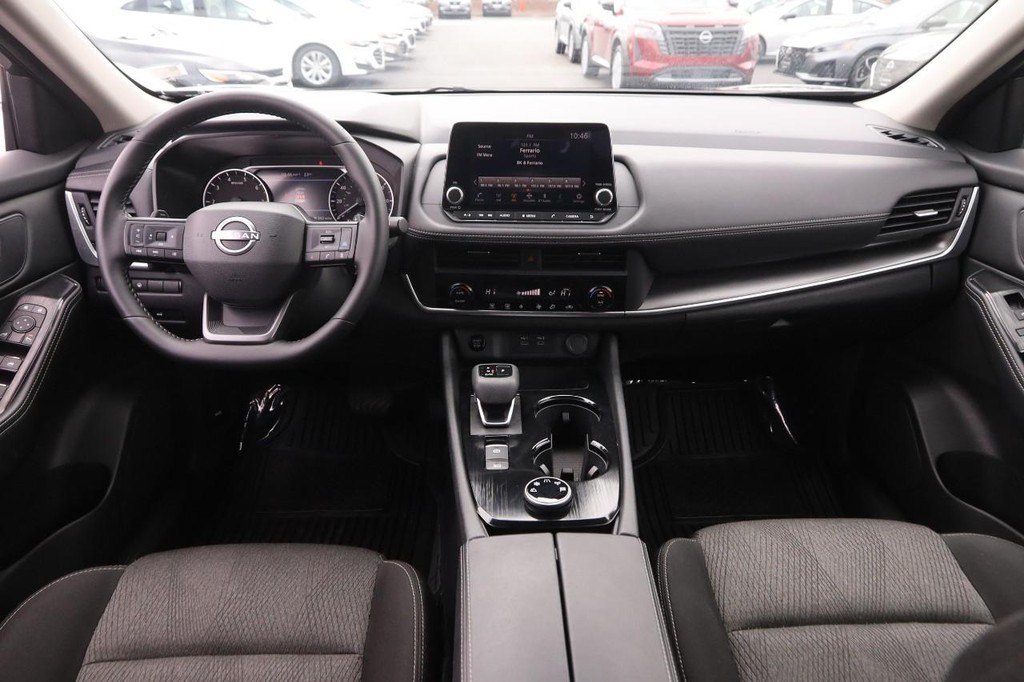 Nissan Rogue Vehicle Full-screen Gallery Image 20