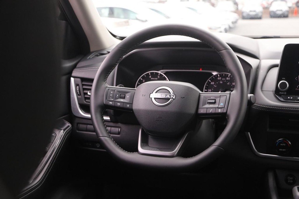 Nissan Rogue Vehicle Full-screen Gallery Image 22