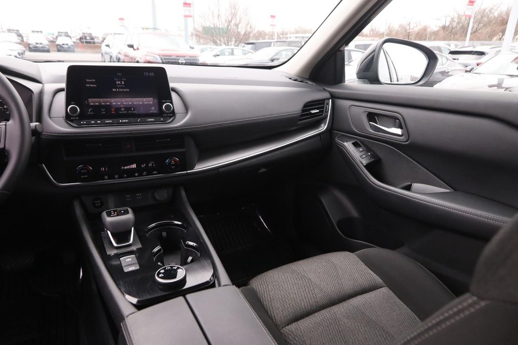 Nissan Rogue Vehicle Full-screen Gallery Image 24