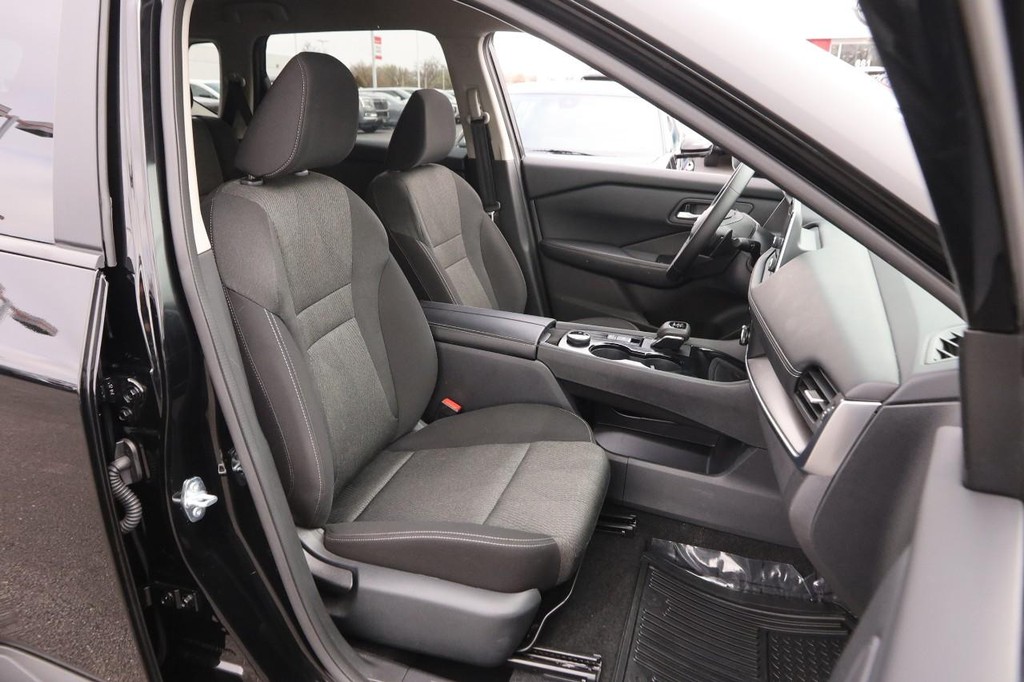 Nissan Rogue Vehicle Full-screen Gallery Image 25