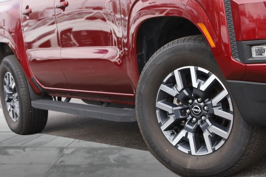 Nissan Frontier Vehicle Full-screen Gallery Image 3