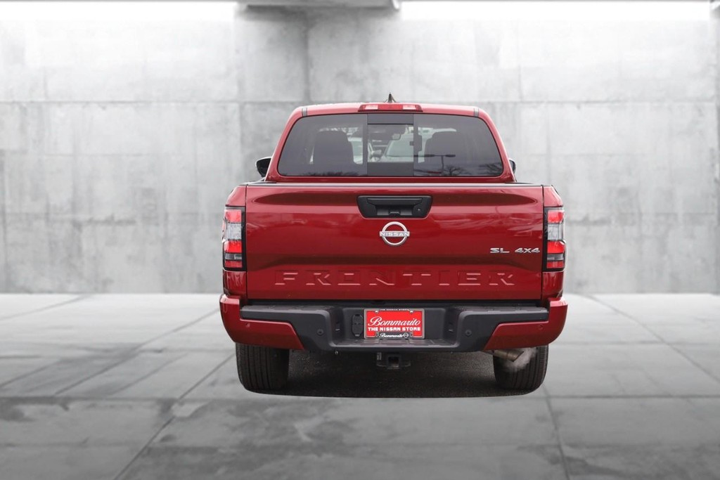 Nissan Frontier Vehicle Full-screen Gallery Image 6