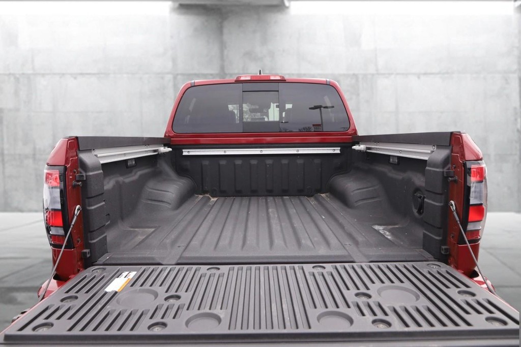 Nissan Frontier Vehicle Full-screen Gallery Image 7