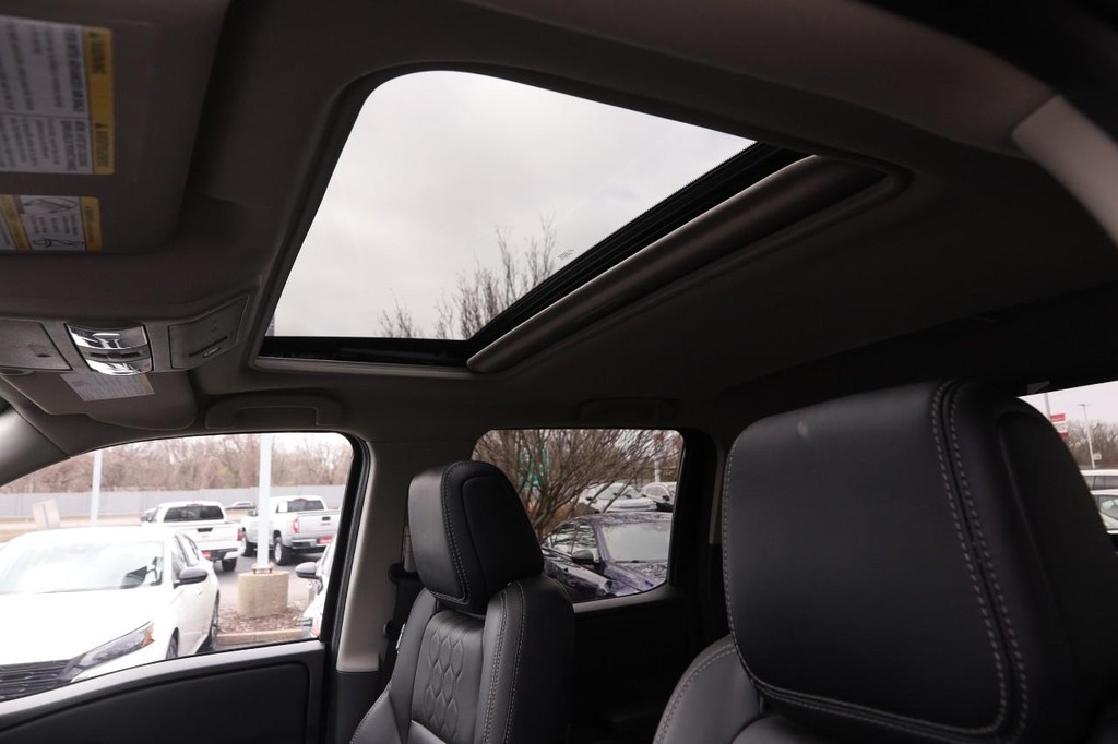 Nissan Frontier Vehicle Full-screen Gallery Image 8