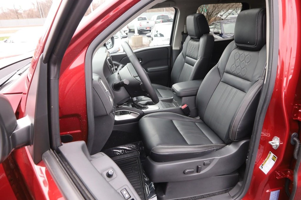 Nissan Frontier Vehicle Full-screen Gallery Image 9