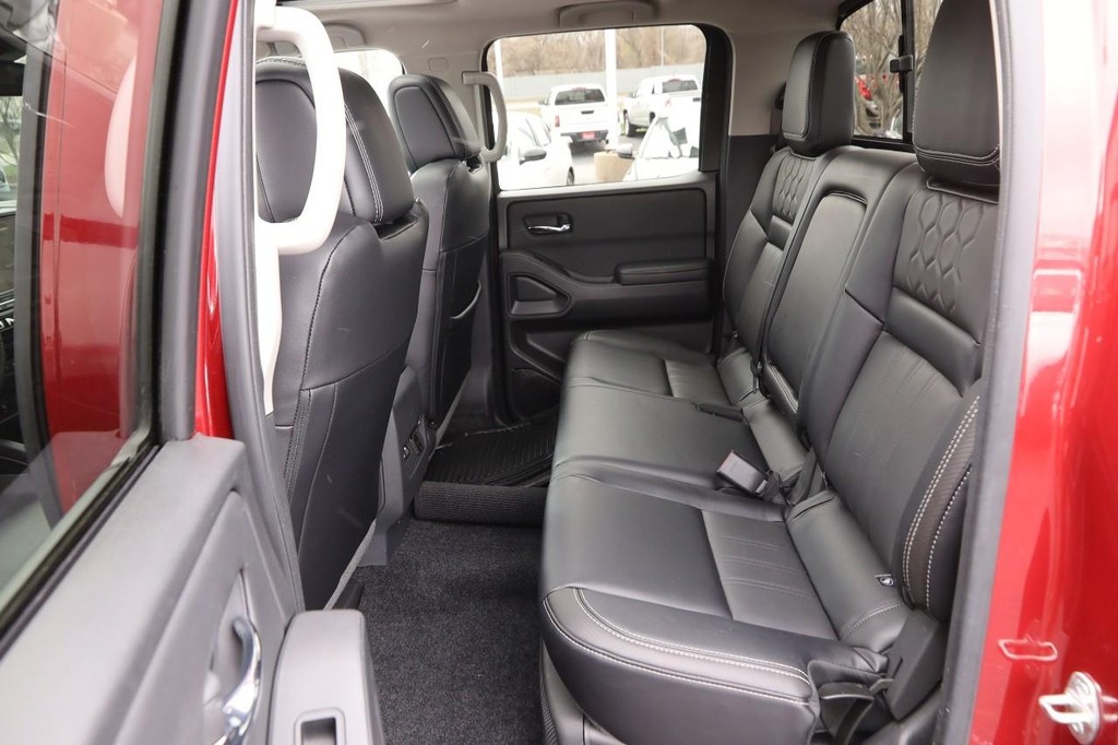 Nissan Frontier Vehicle Full-screen Gallery Image 10