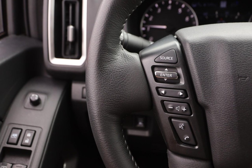 Nissan Frontier Vehicle Full-screen Gallery Image 12