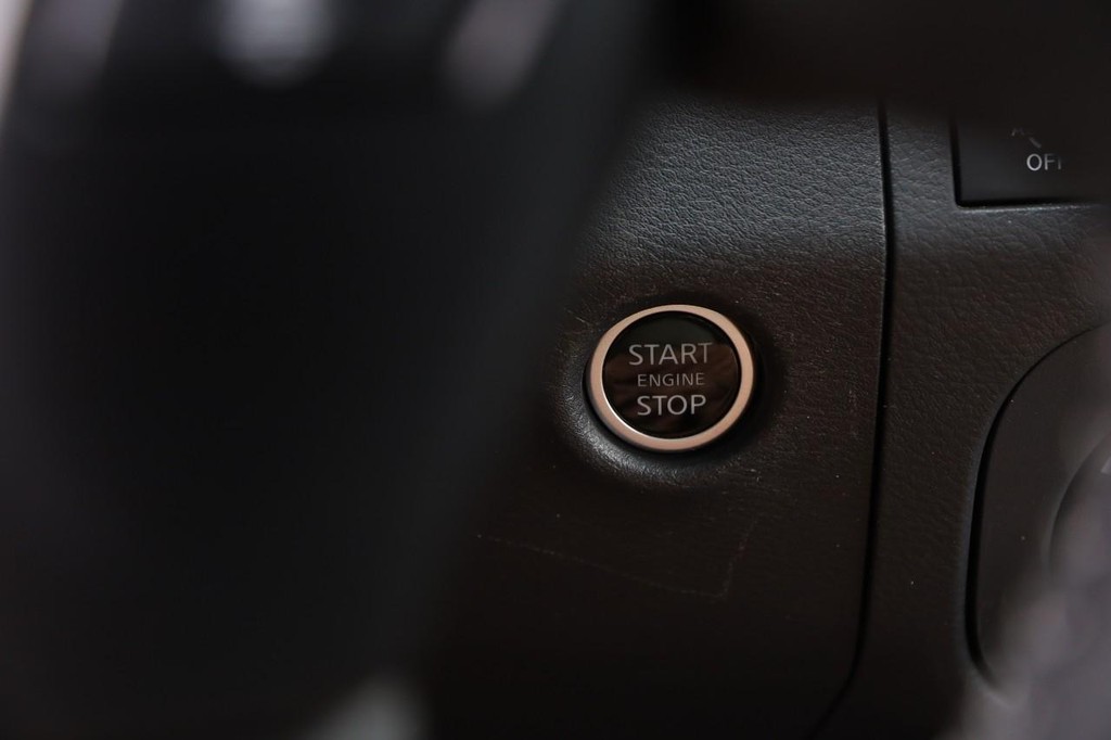 Nissan Frontier Vehicle Full-screen Gallery Image 15