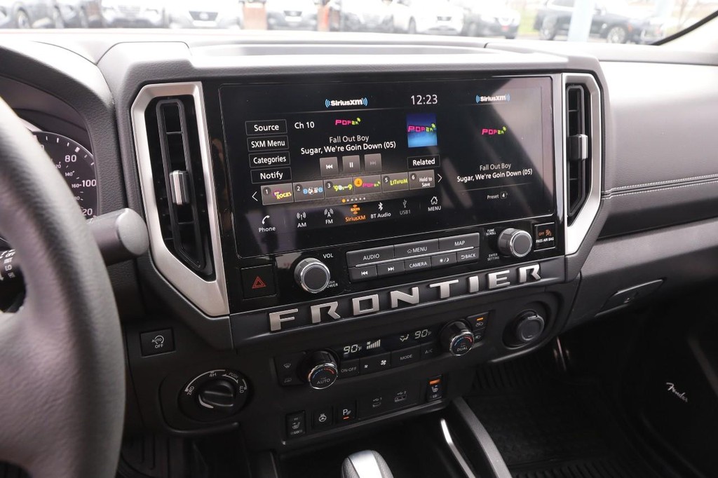 Nissan Frontier Vehicle Full-screen Gallery Image 16