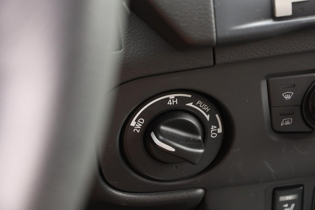 Nissan Frontier Vehicle Full-screen Gallery Image 19