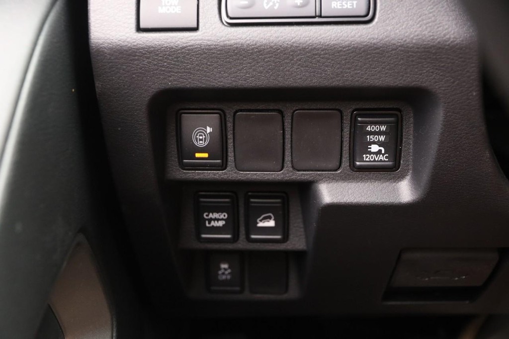 Nissan Frontier Vehicle Full-screen Gallery Image 21