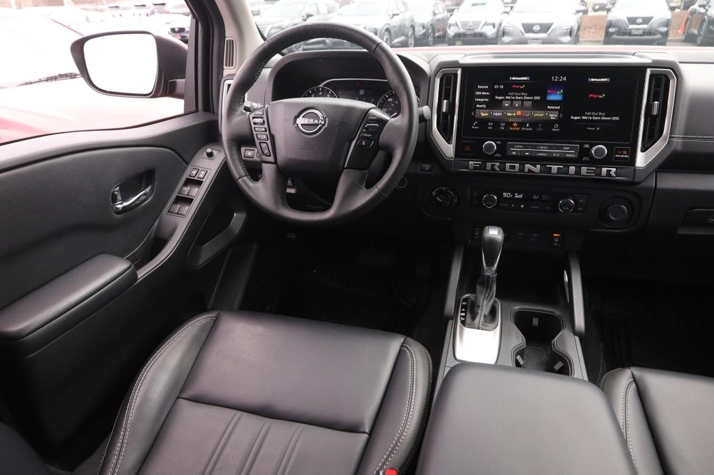 Nissan Frontier Vehicle Full-screen Gallery Image 23