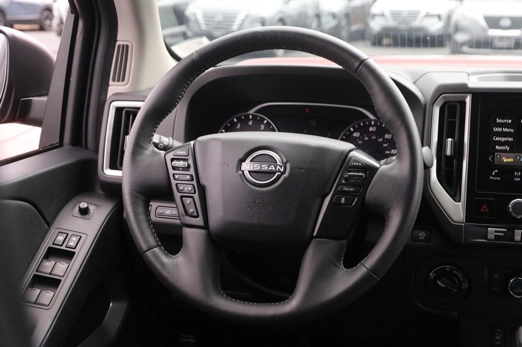 Nissan Frontier Vehicle Full-screen Gallery Image 24