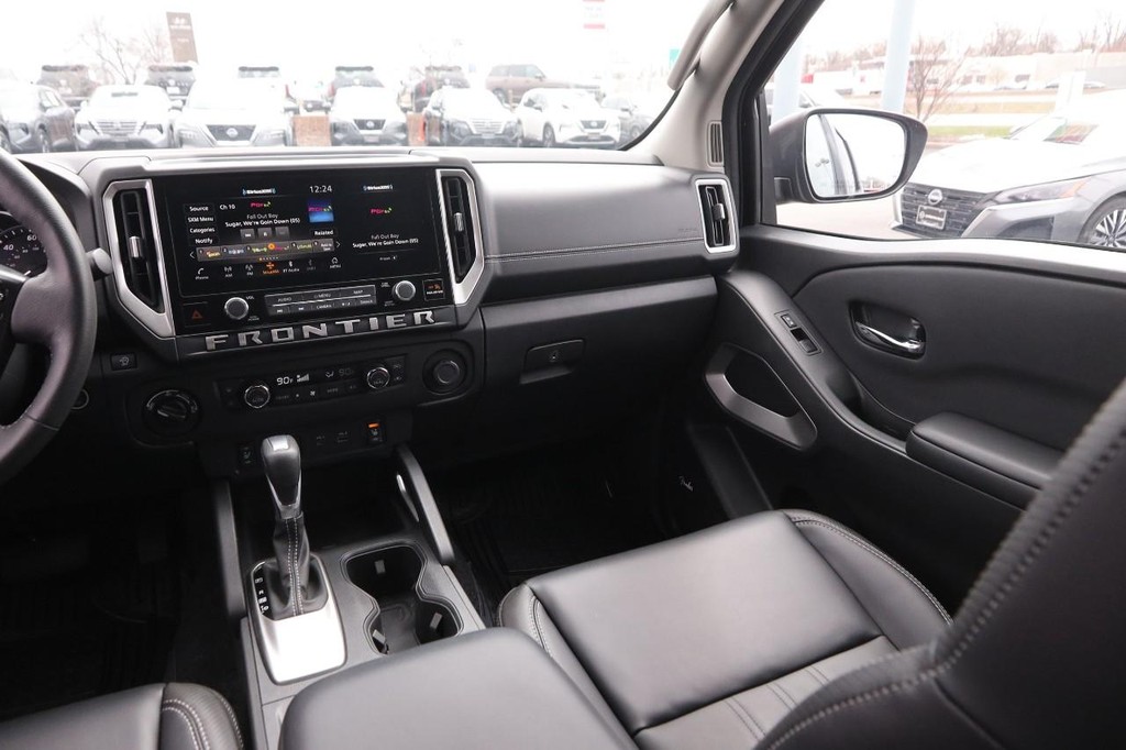 Nissan Frontier Vehicle Full-screen Gallery Image 26