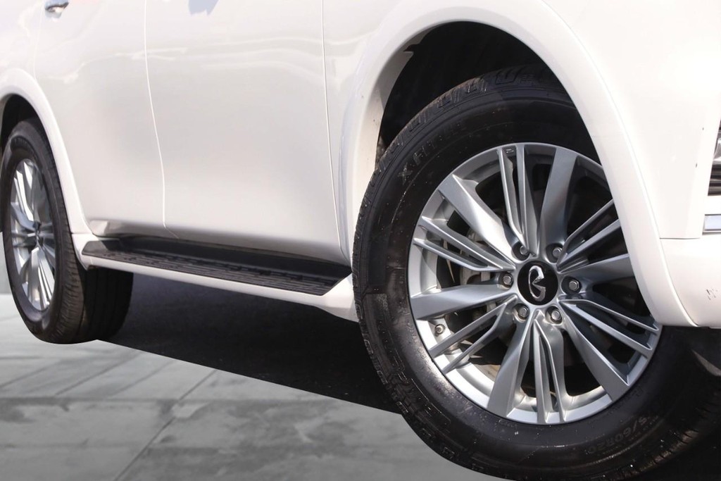 INFINITI QX80 Vehicle Full-screen Gallery Image 3