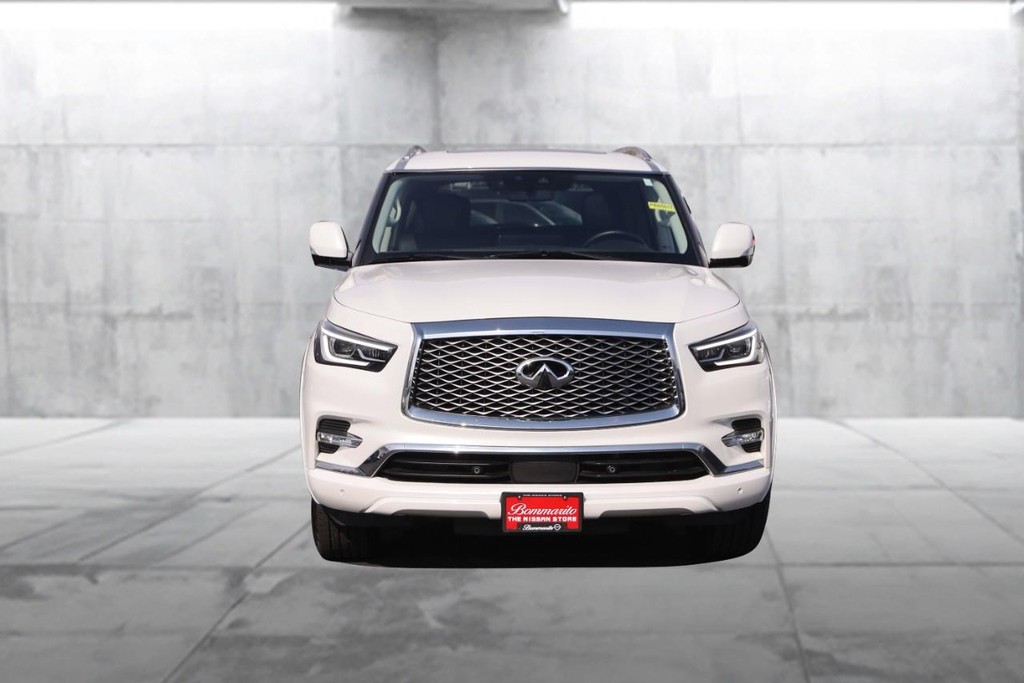 INFINITI QX80 Vehicle Full-screen Gallery Image 4