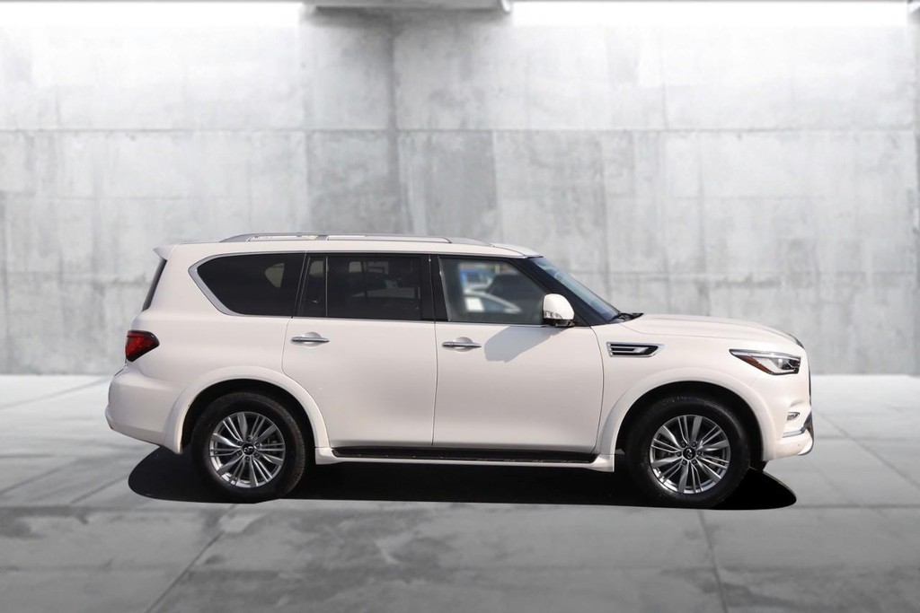 INFINITI QX80 Vehicle Full-screen Gallery Image 5