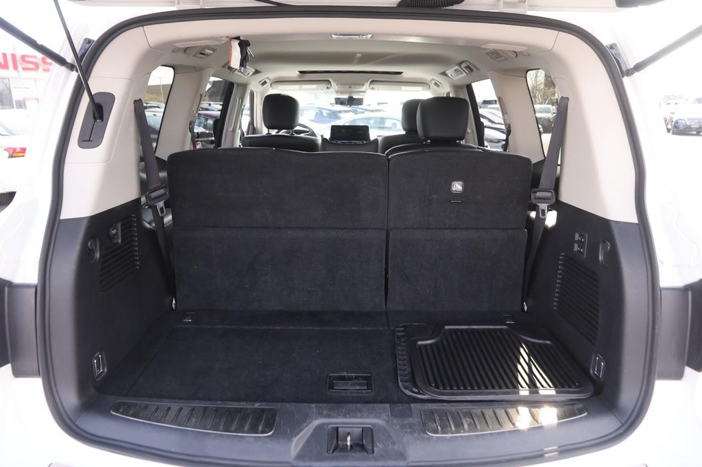 INFINITI QX80 Vehicle Full-screen Gallery Image 7