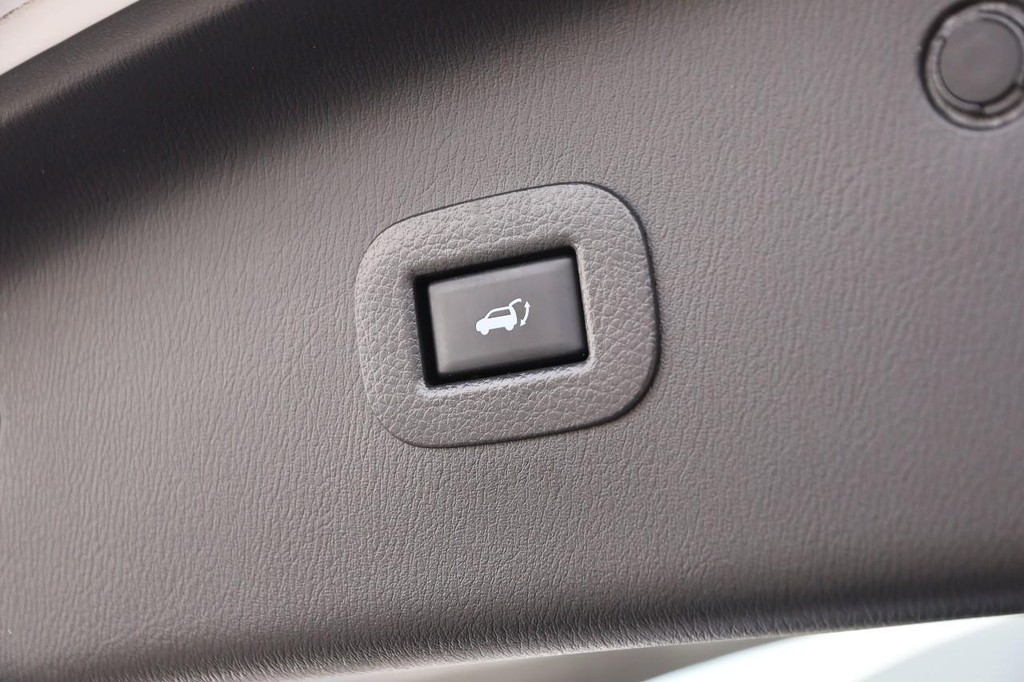 INFINITI QX80 Vehicle Full-screen Gallery Image 8